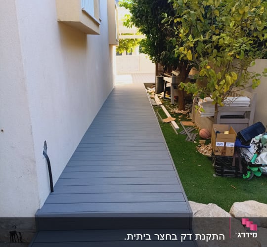 התקנת דק בחצר ביתית.